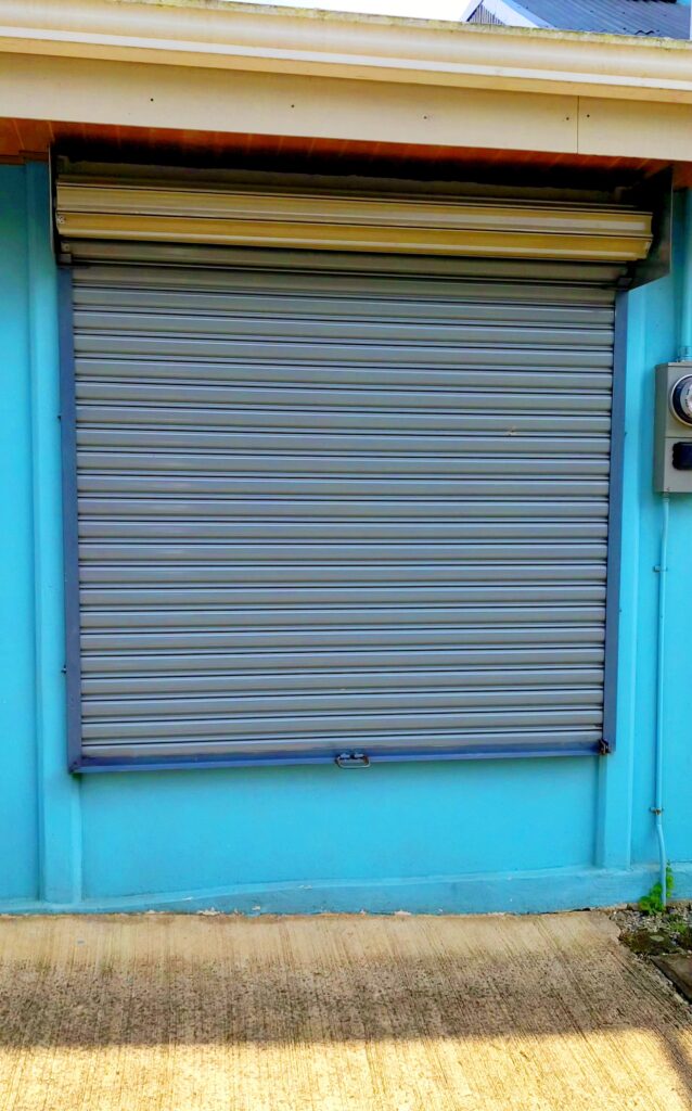 cortina-metalica-mecanica-color-gris-instalada-sin-cobertor-de-rollo