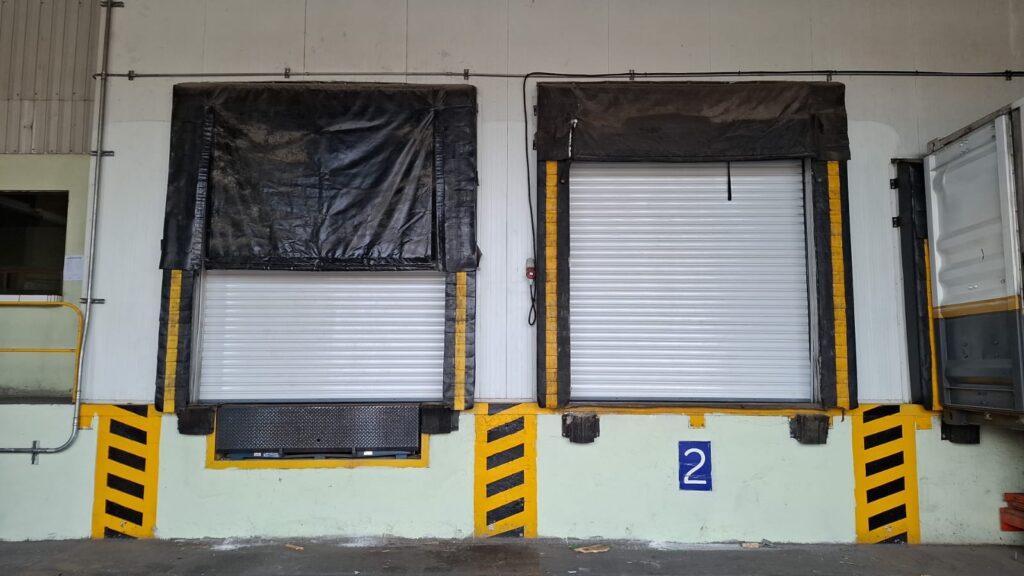 dos-cortinas-metalicas-para-andenes-vistas-por-fuera-color-blanco